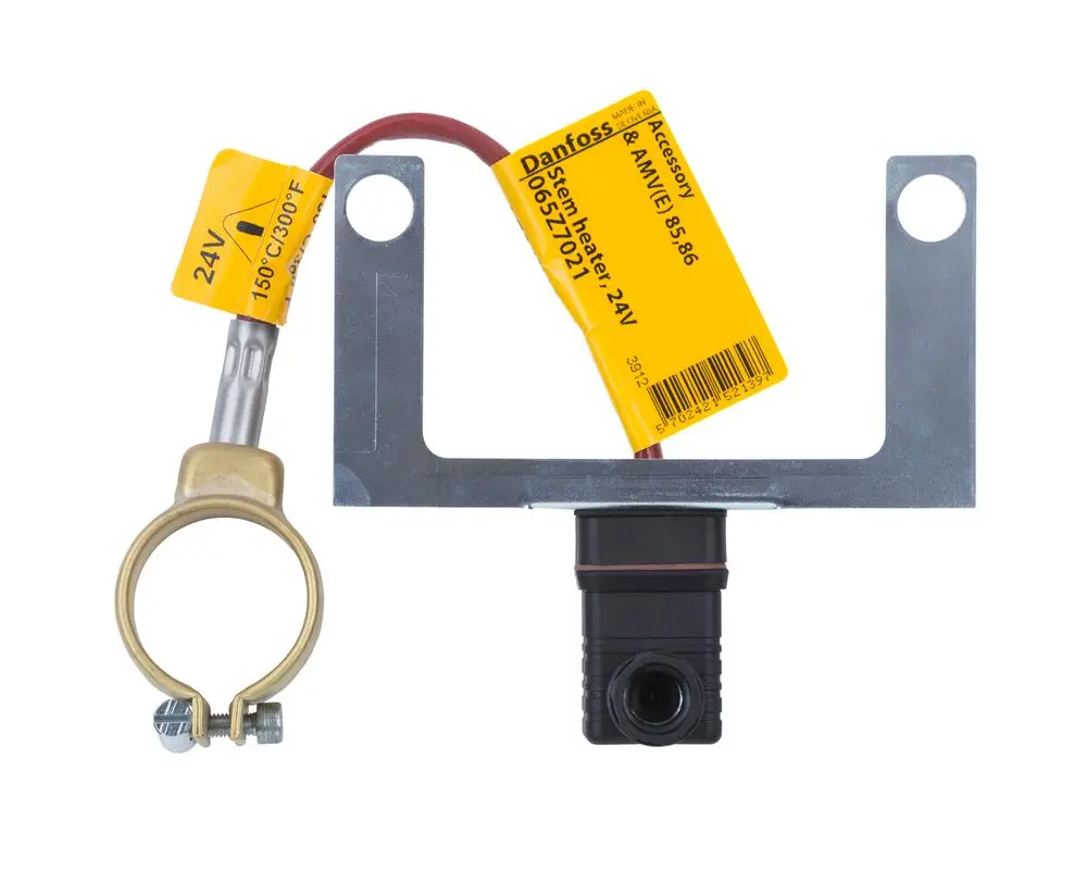 Danfoss Stammheizer mit Montagehalterung, elektrischer Anschluss, und gelben Produktetiketten. Sichtbare Kennzeichnung für 24V.
